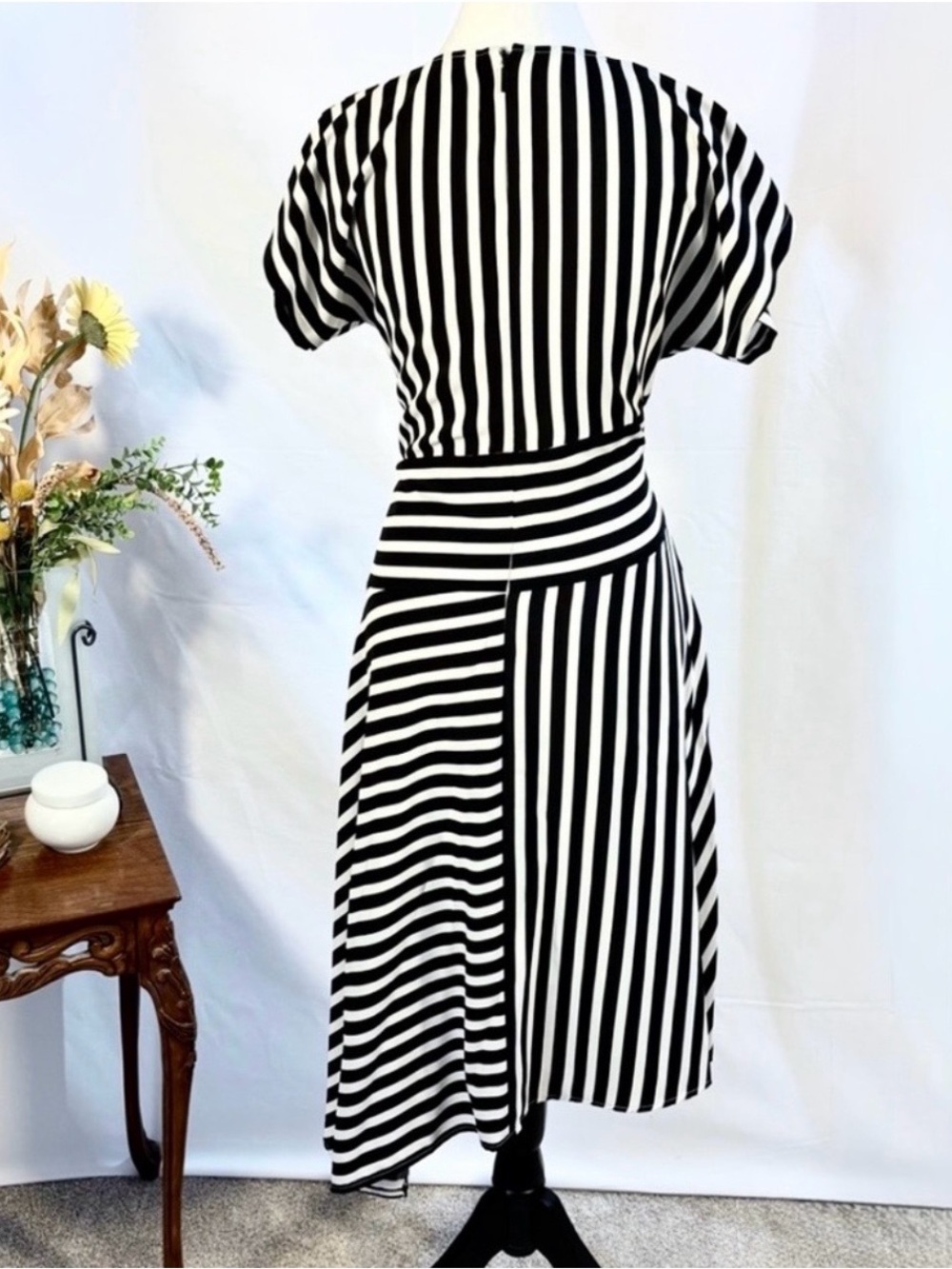 💥Karl Lagerfeld Paris Black White Striped Asymmetrical Midi Dress Sz 4💛 - Picture 4 of 10